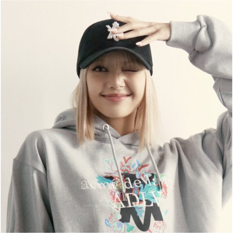 ACMEDELAVIE Blackpink Lisa Wear A LOGO EMBLEM EMBOSSING PATCH BALL