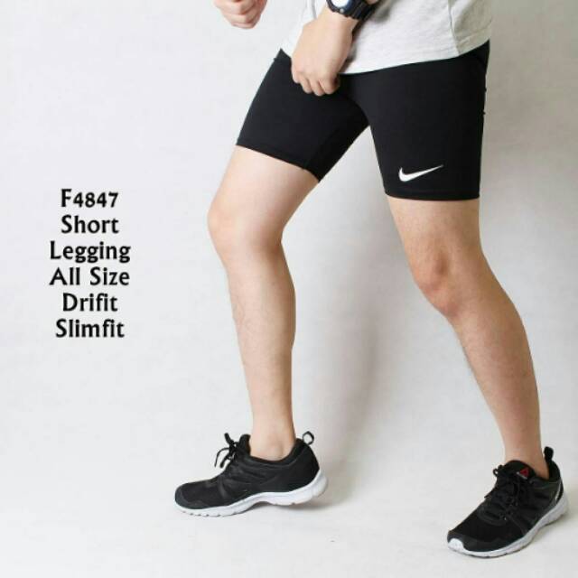His legs are short. Икры стоя в тренажере. Человек сидит на полу. Худые мужские ноги. His legs are short.