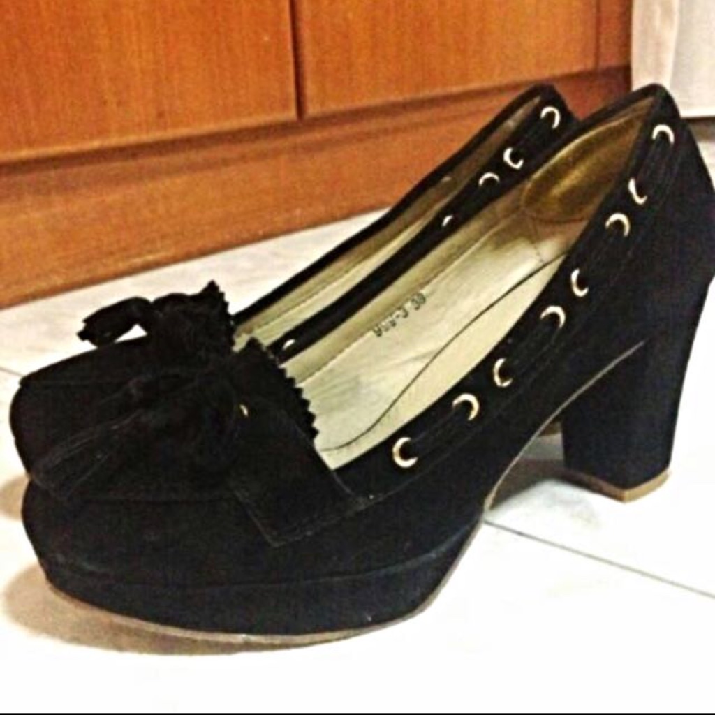black pump heels