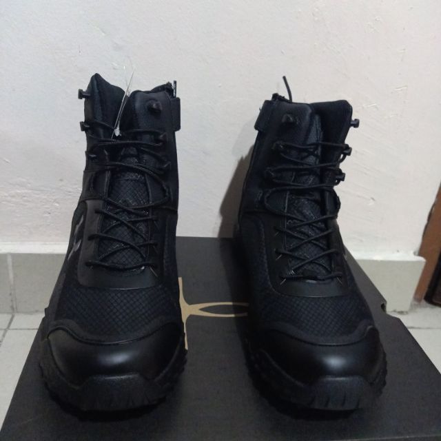 kasut taktikal under armour