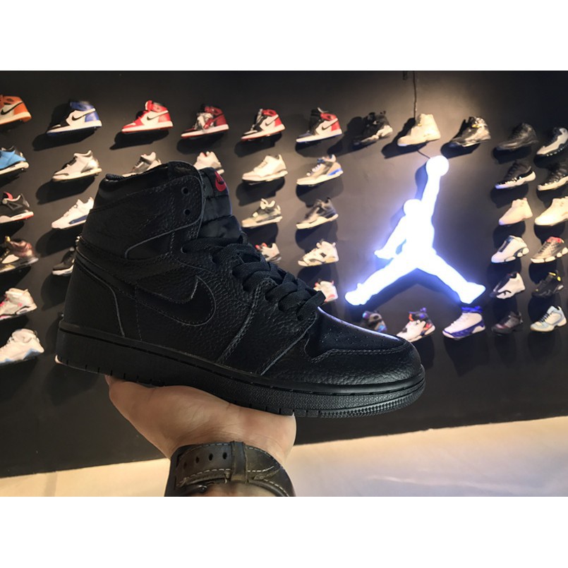 Air Jordan 1 Retro High OG Triple Black 
