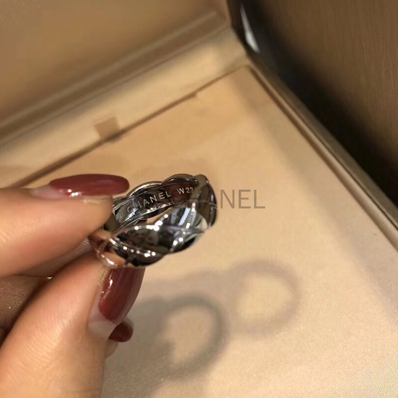 Coco Crush Ring Quilted Motif Large Version 18k Beige Gold 18k Yellow Gold Shopee Singapore