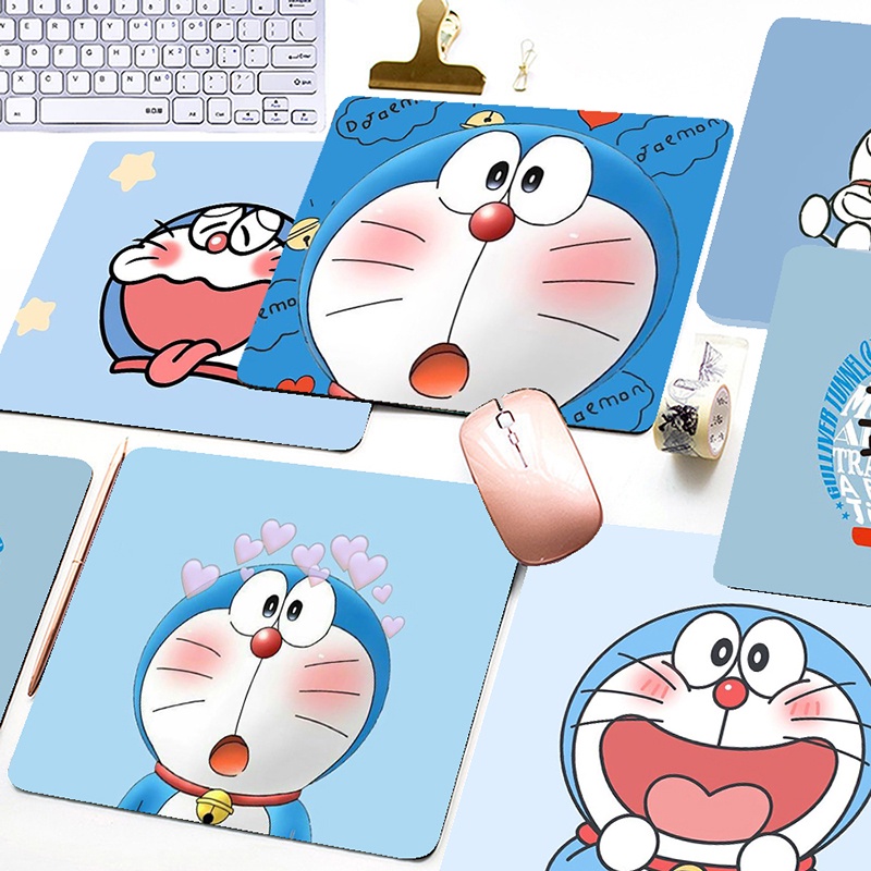 Sức hút của chiếc bàn di chuột Doraemon chỉ đơn giản bởi sự đáng yêu và tin cậy. Hãy trang trí văn phòng hoặc gian phòng học của bạn với chiếc bàn di chuột này để thêm vui tươi và sinh động.