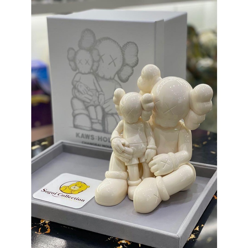 KAWS HOLIDAY CHANGBAI MOUNTAIN カウズ ホワイト