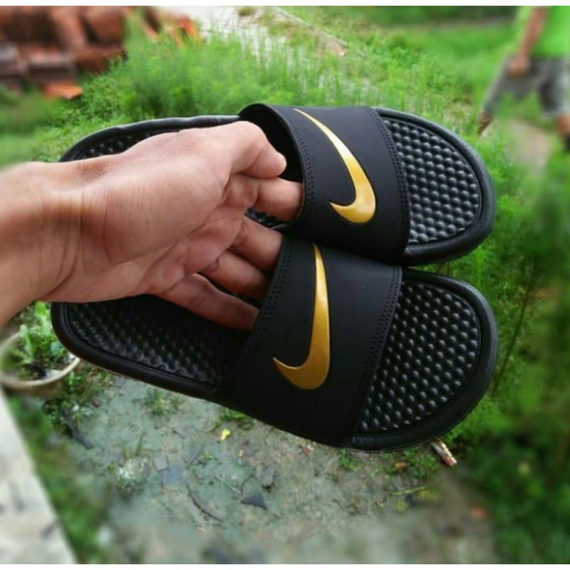 nike benassi swoosh