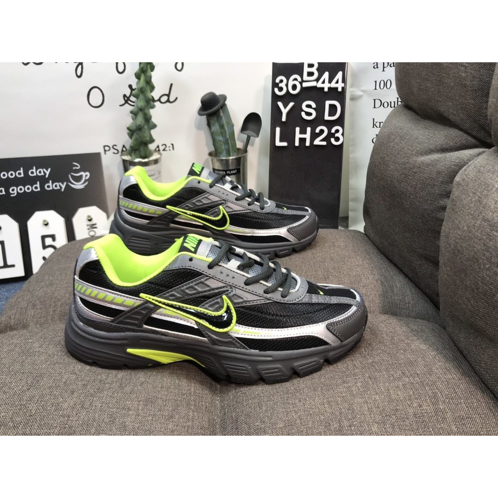 air black sports shoes