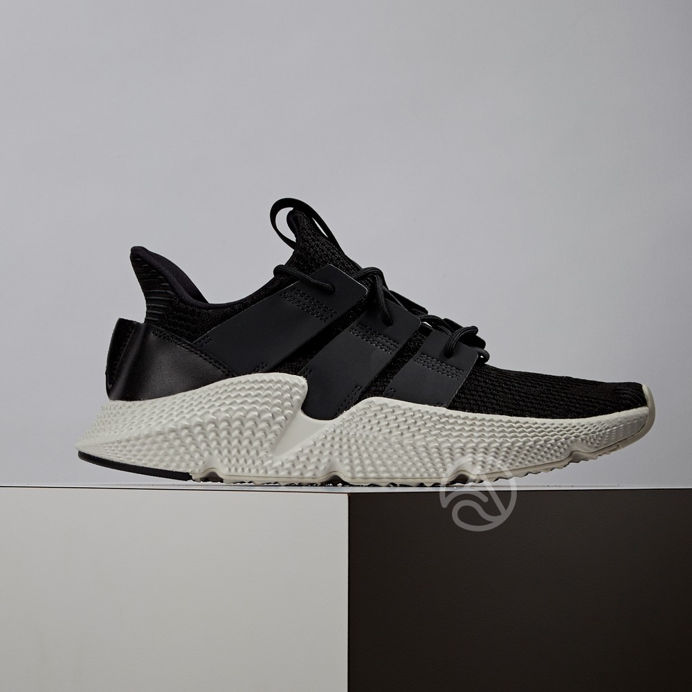 prophere white and black