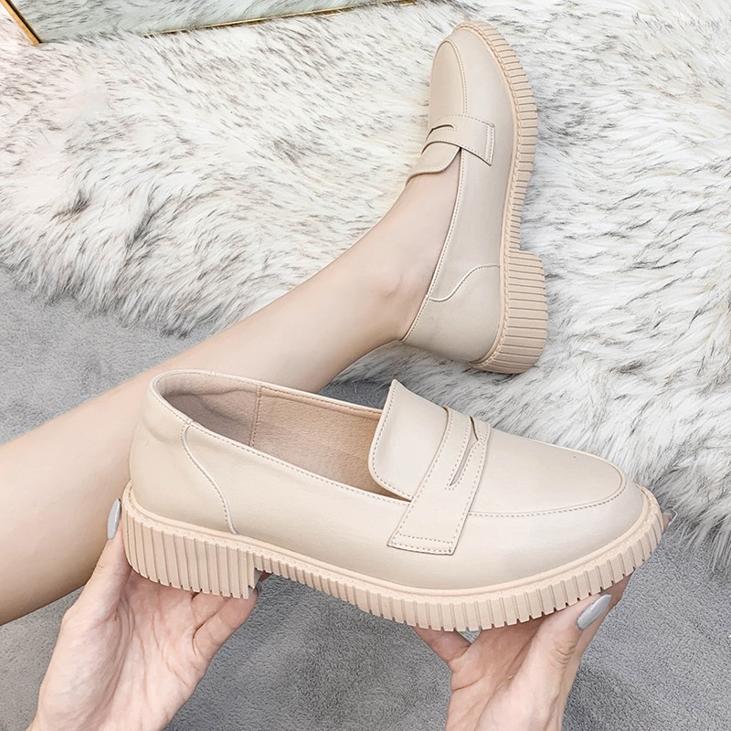 flat trendy shoes