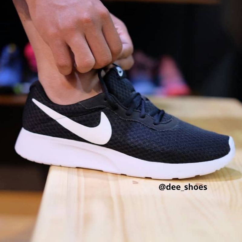 black and white nike tanjun