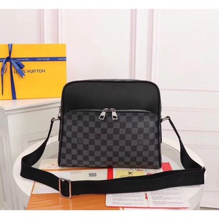 Real shot LV Louis Vuitton diagonal bag men&#39;s shoulder bag side backpack top men&#39;s high-end ...