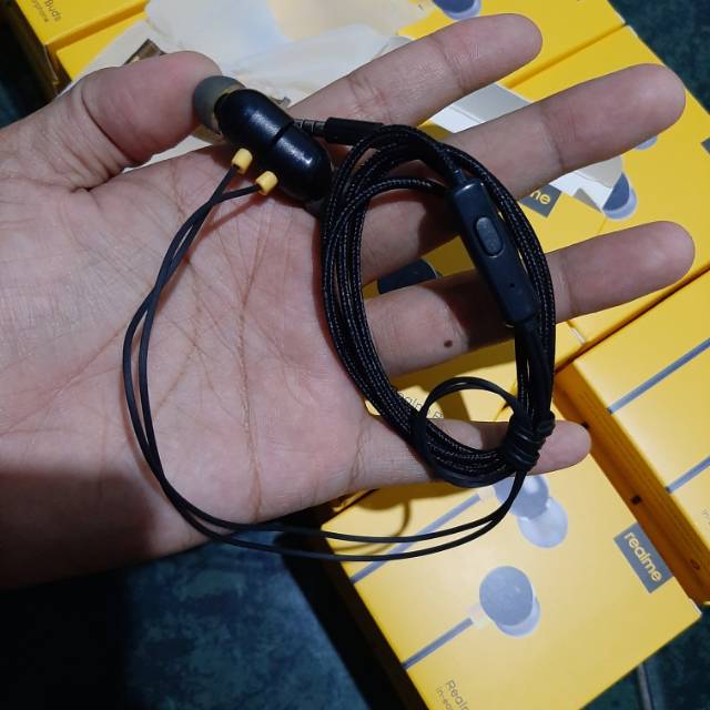 realme play magnetic earphones
