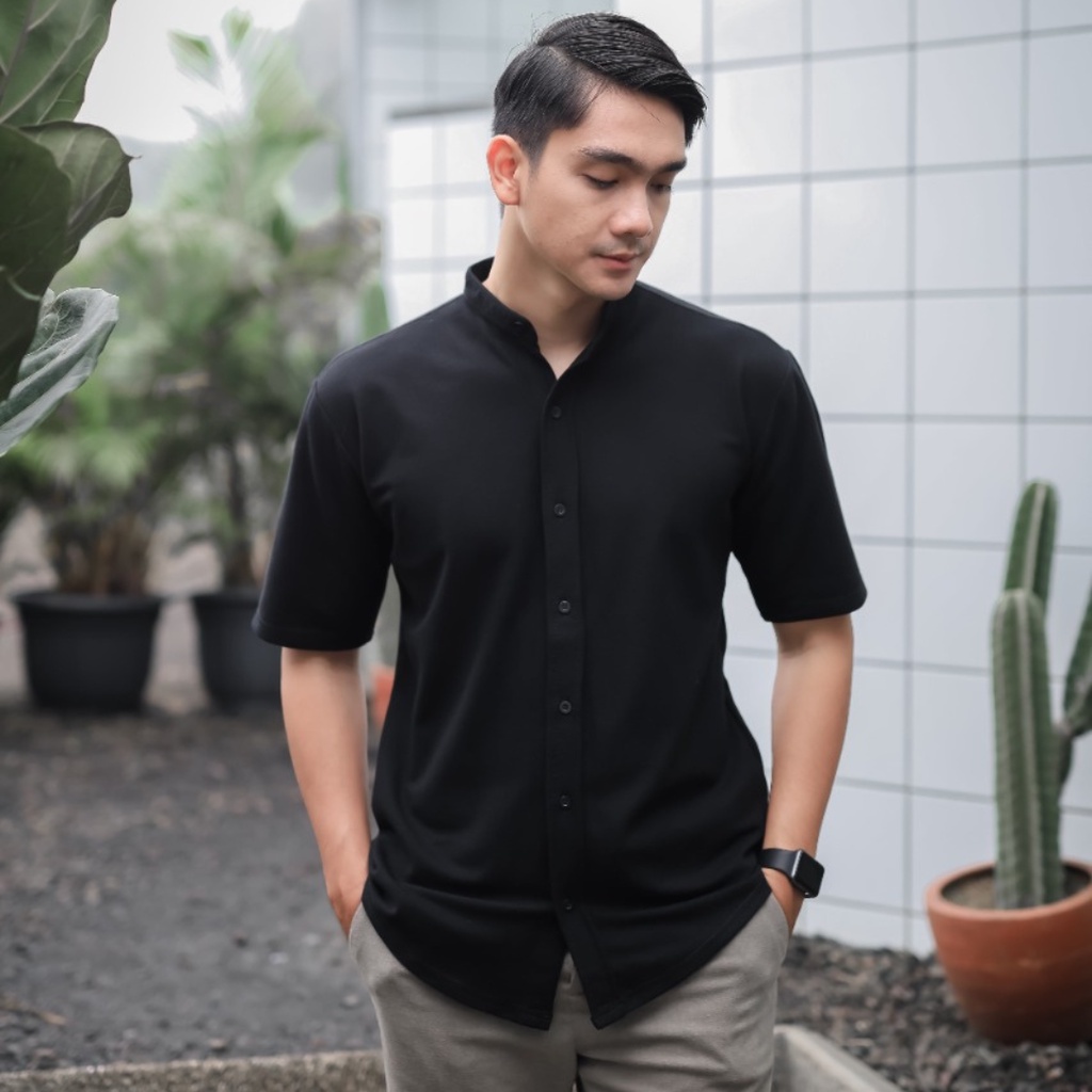 Kemeja Pendek Polos Slimfit Kasual Besic Hitam