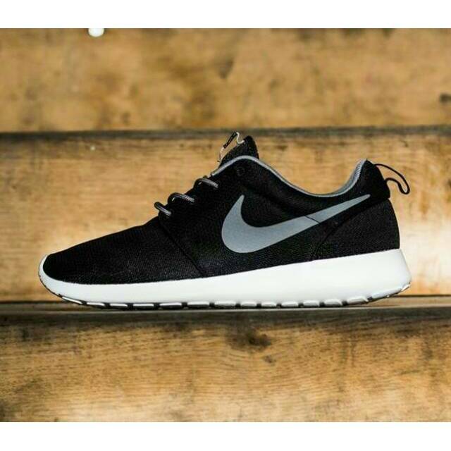 nike roshe run black price