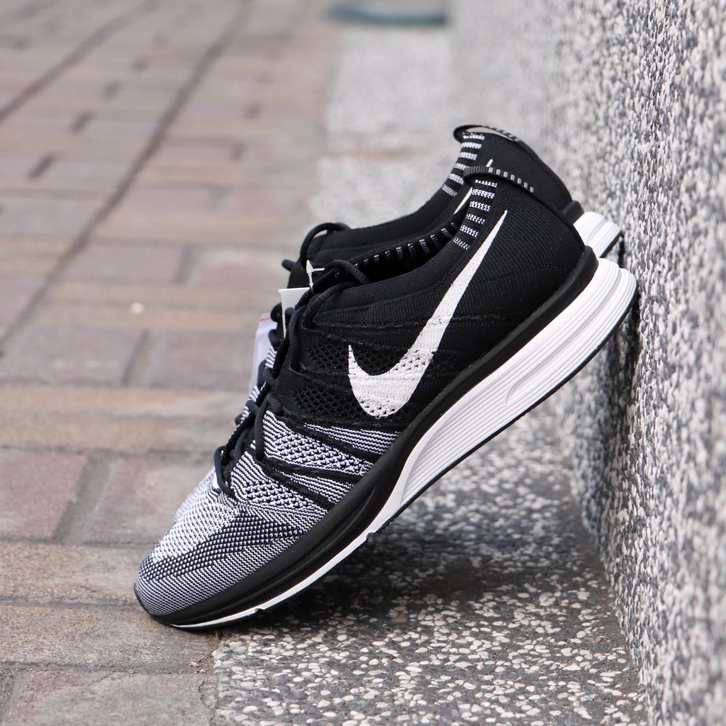 nike trainer flyknit oreo