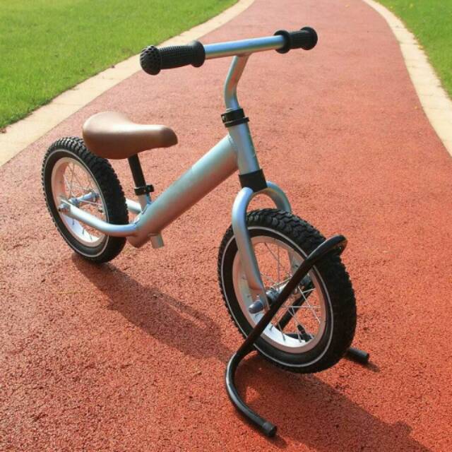 strider balance bike stand