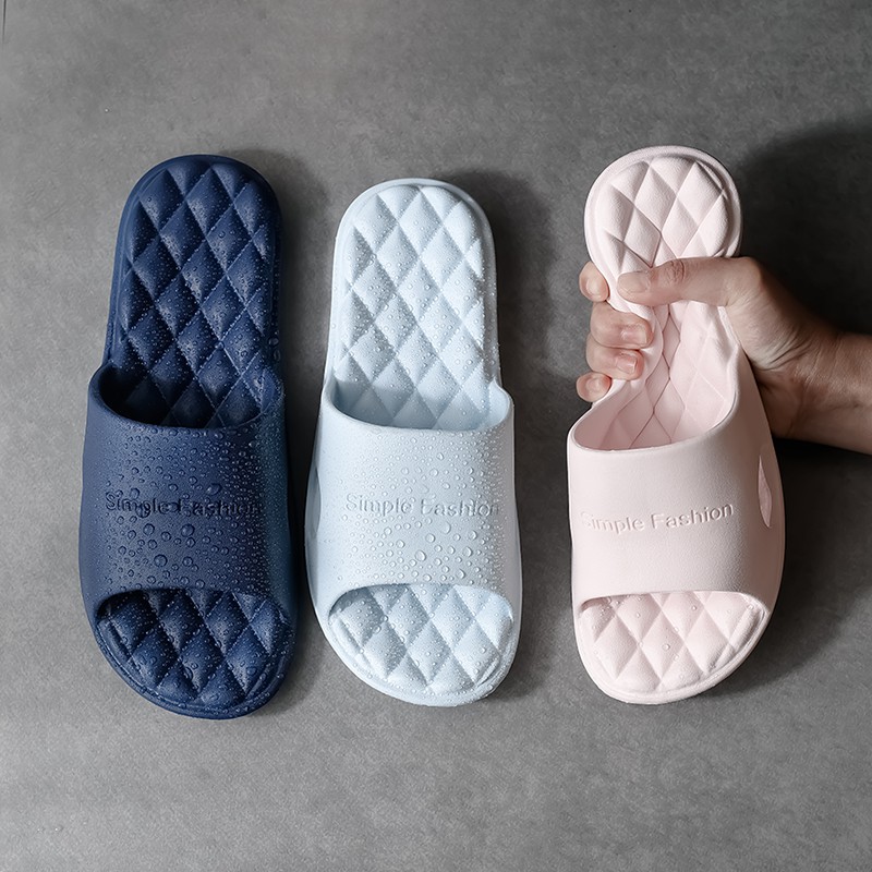 Sandal dan sandal wanita memakai mandi di luar mandi di Sandal dan sandal wanita memakai mandi di luar mandi di