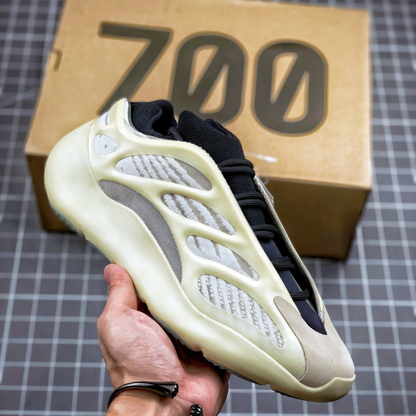 yeezy 700 shopee