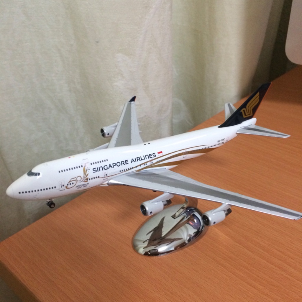 singapore airlines toy plane