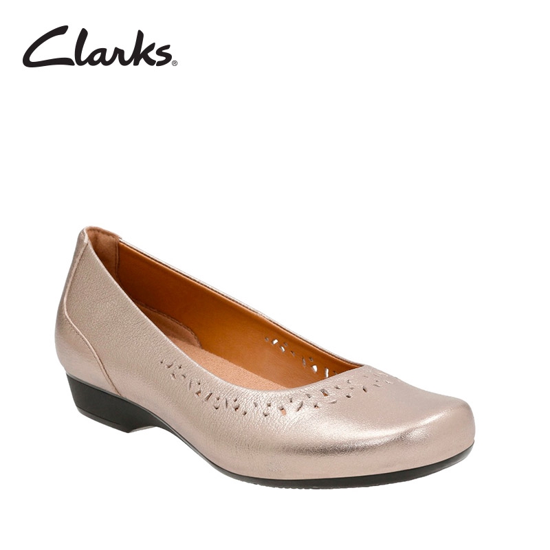 clarks ladies flat shoes wide fit