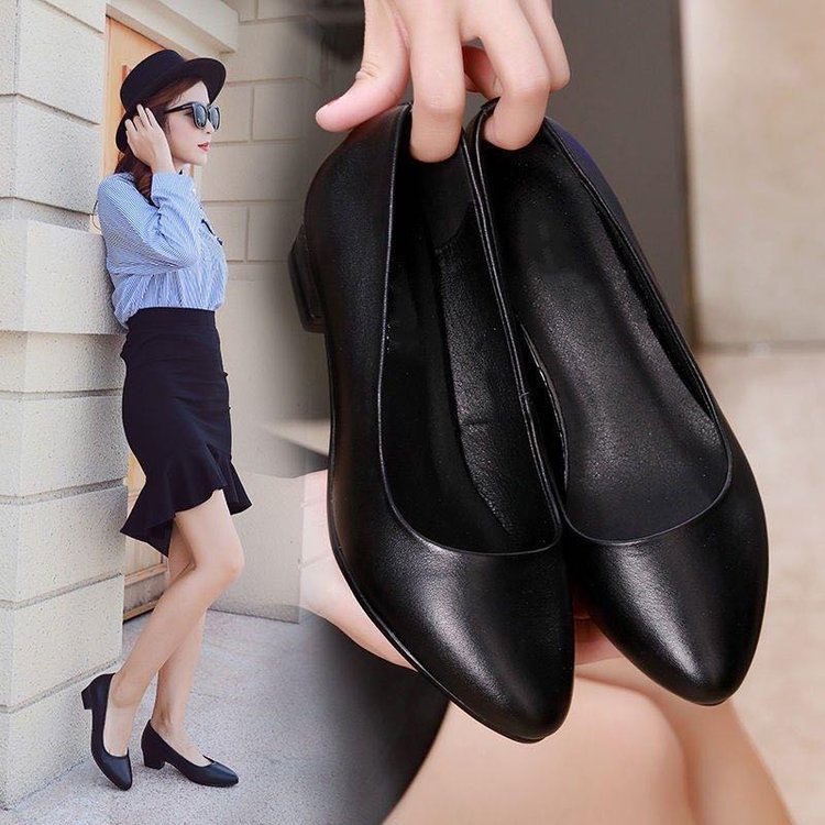 flight attendant black pumps