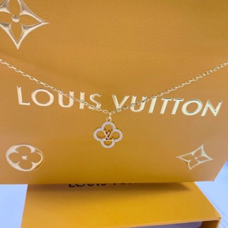 Louis Vuitton four-leaf clover necklace made from original material is fashionable, elegant and ...