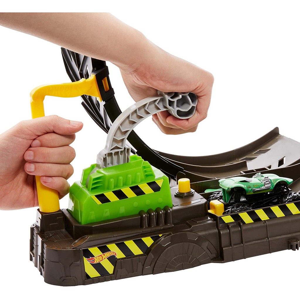 mattel monster trucks epic loop challenge