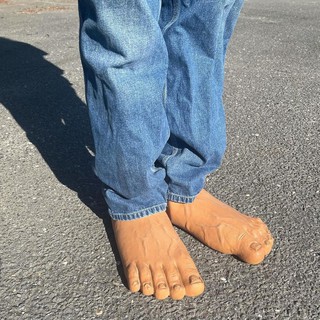 foot sneakers toes
