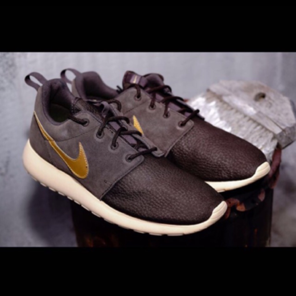 nike roshe run suede