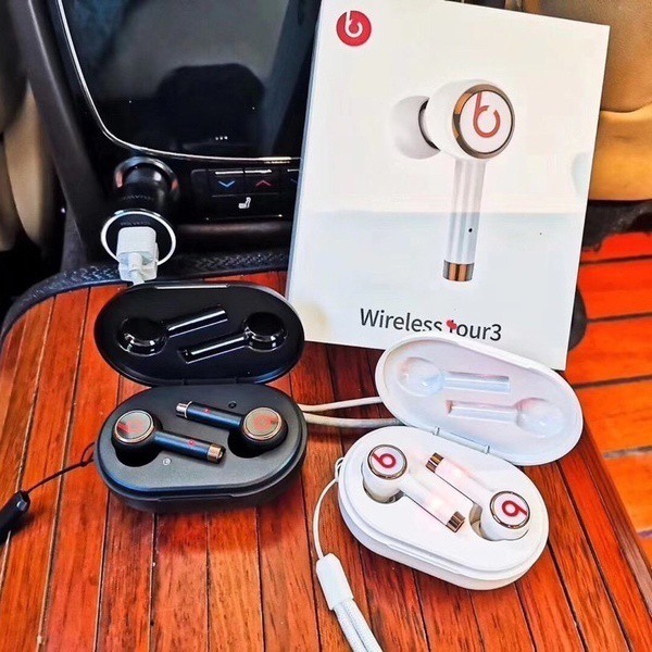 laptop with headphone