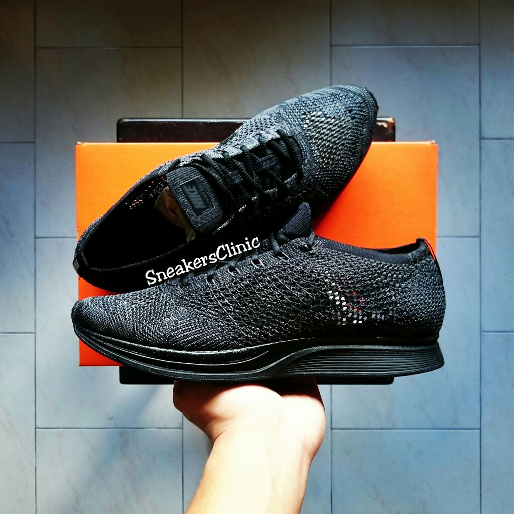 nike flyknit triple black