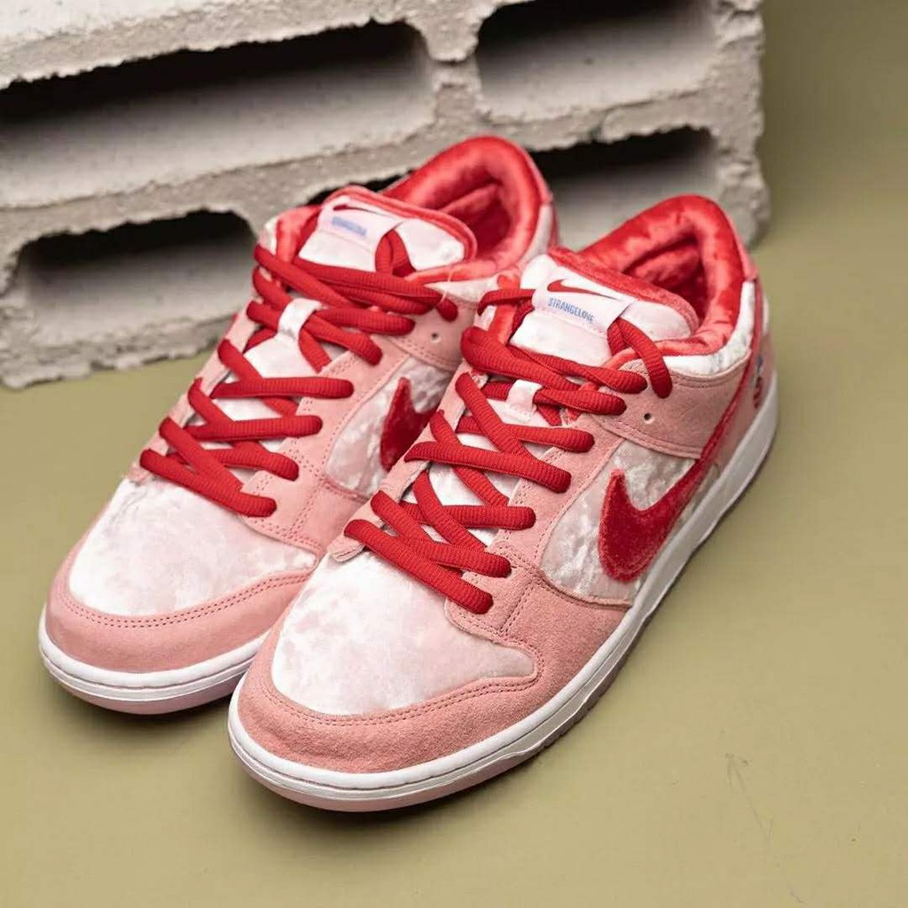 nike sb dunk low x strangelove