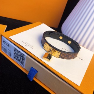 A full set of packaging, high quality purchasing level, Spring/Summer 2019 Wild LV bracelet ...