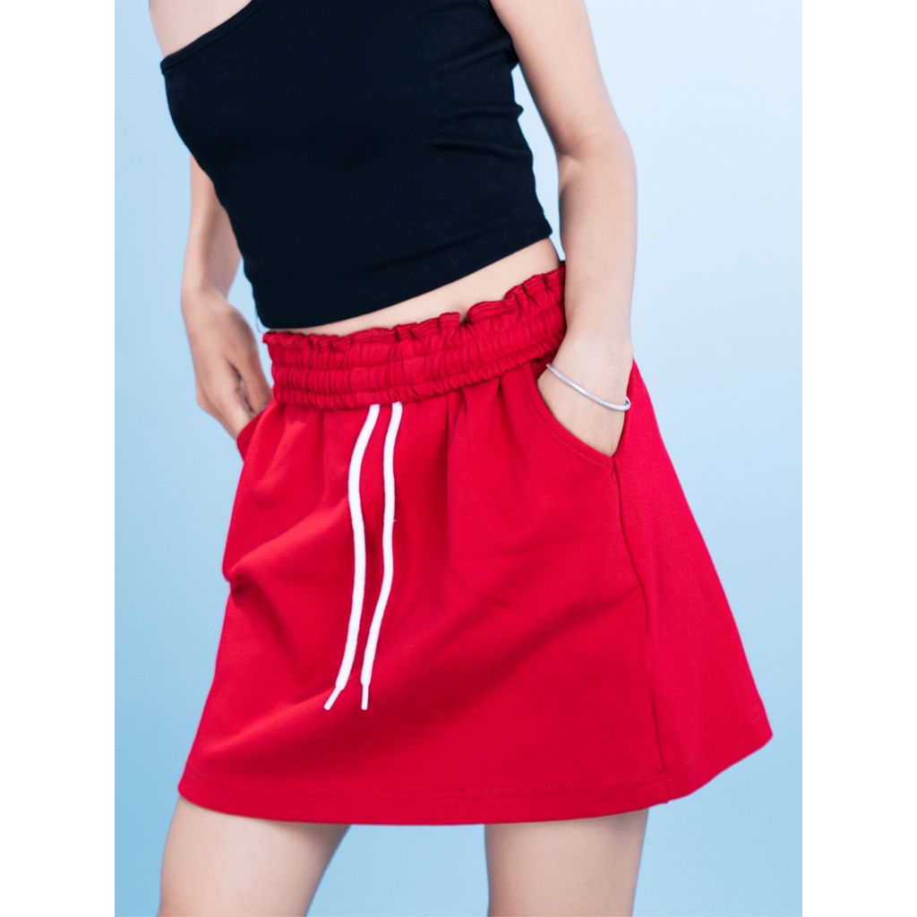 Chân váy đỏ chữ A dáng thể thao