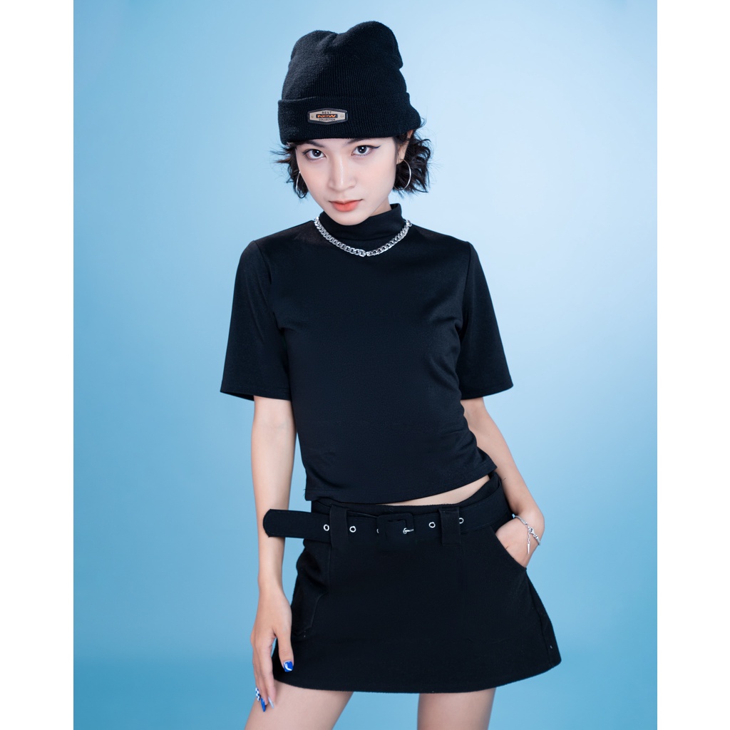 Áo croptop đen cổ lọ