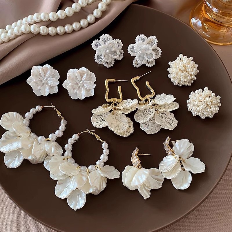 French High-End Pearl Flower Earrings 2026 New Style Classy Elegant Ladies Earrings