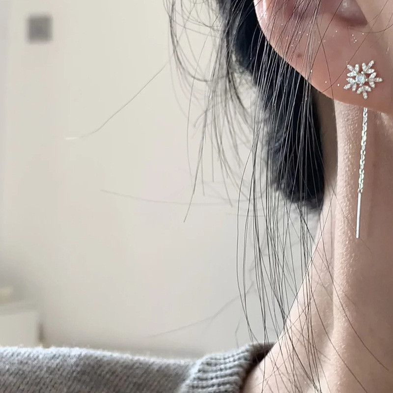 Bông tai hình bông tuyết thiết kế thanh lịch từ thương hiệu Niche