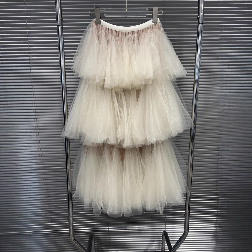 Váy dài gạc nửa dài, lưng cao cổ điển, dáng ôm hơn