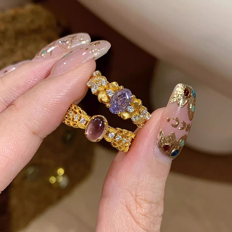 Nhẫn trứng bồ câu màu tím mơ bề mặt đánh bóng, thiết kế mở dễ dàng điều chỉnh cho nữ