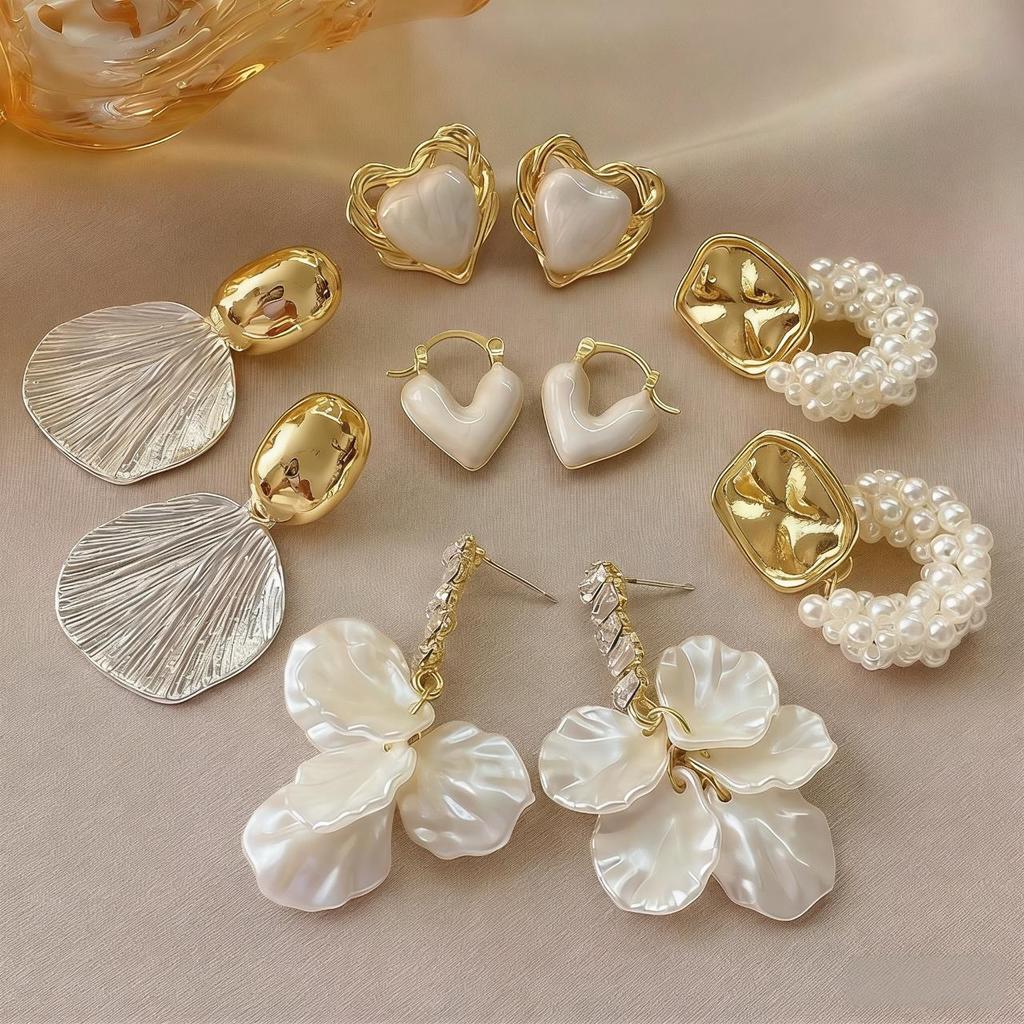 French Heart-shaped Pearl Stud Earring Set, Fashionable Retro Accessories, Suitable for Daily Wear B
