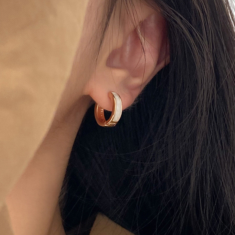 Sang Trọng Nhẫn Khóa Tai Nhỏ Màu Sắc Tương Phản Sữa Bông Vòng Tròn Trắng Phù Hợp Hàng Ngày Và Ngủ