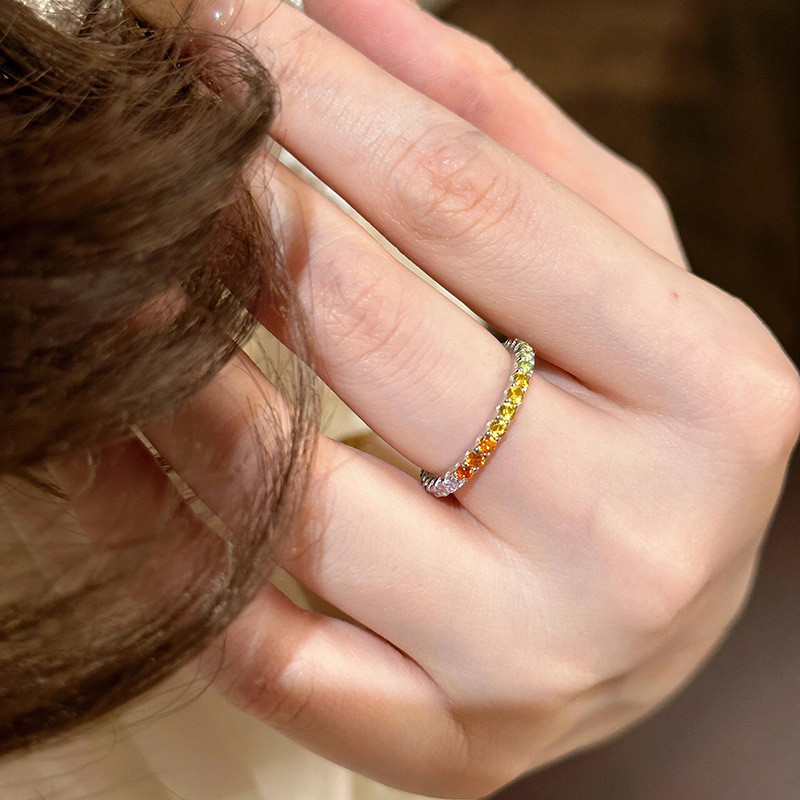 Nhẫn kim cương nữ cầu vồng gradient, phong cách dopamine ánh sáng sang trọng