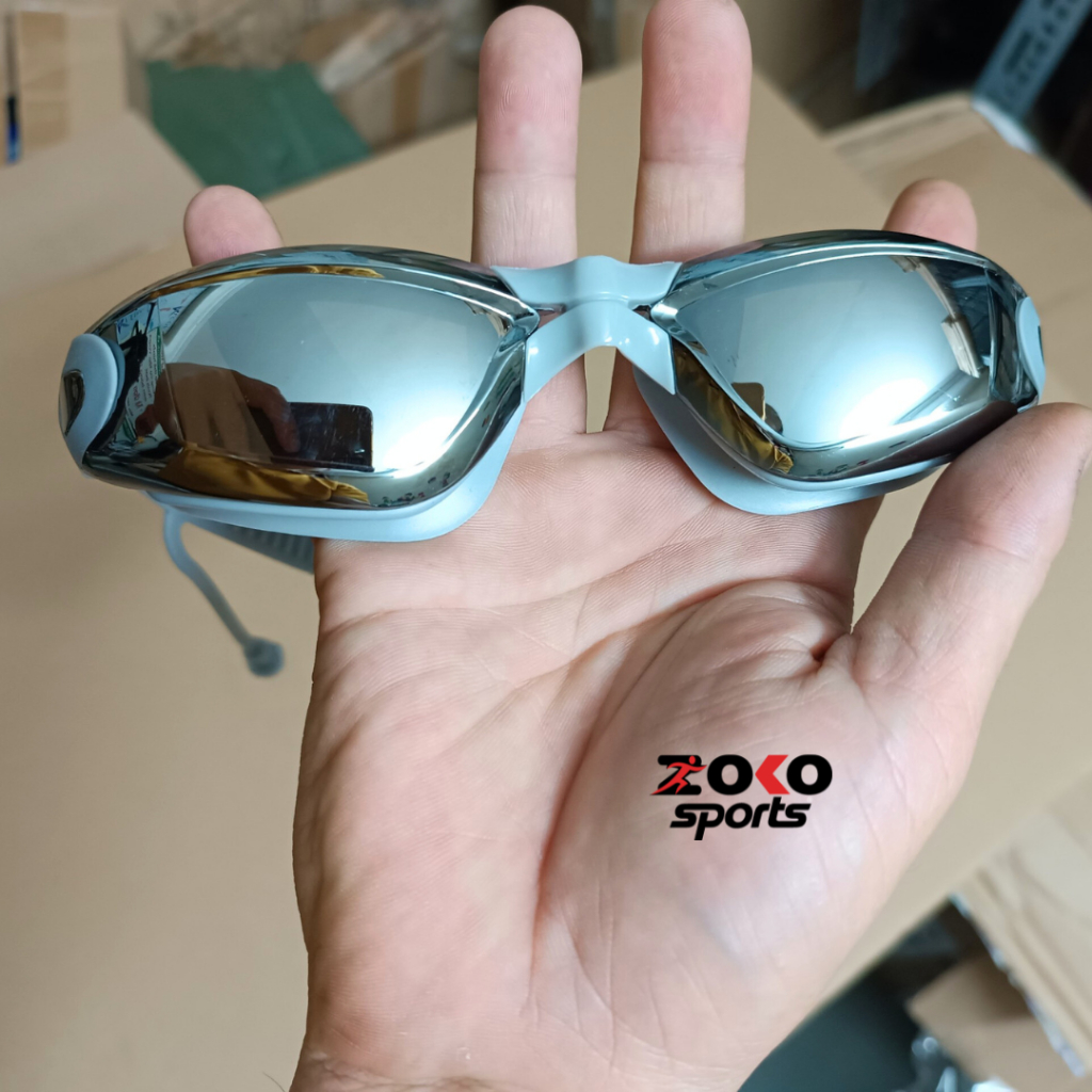Kính bơi người lớn tráng gương có nút bịt tai, tròng kính chống tia UV chống hấp hơi nước, bảo hành 1 năm, tặng kèm hộp.