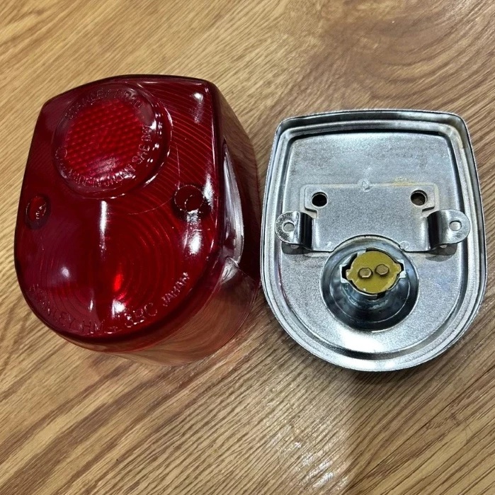 Bộ đèn hậu cub 81 hàng đài loan lọai 1( gồm chụp lái và đế sắt )